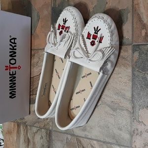Minnetonka Thunderbird Beaded Moccasins  Slippers Size 11 White